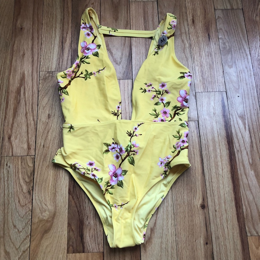 NWT.One piece bathing suit🌸